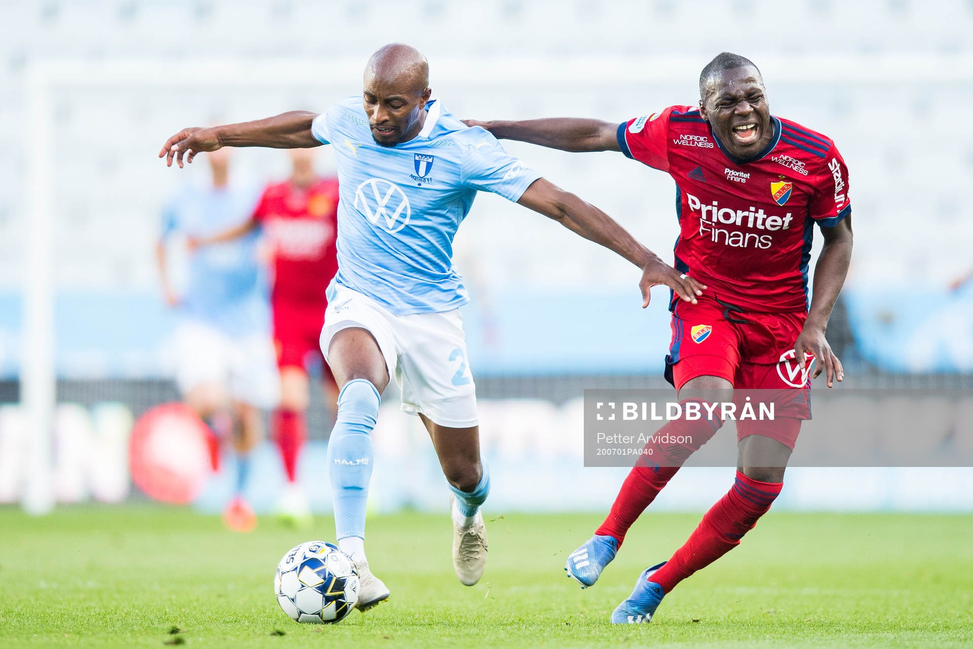 Malmö FFs Fouad Bachirou och Djurgårdens Edward Chilufya
