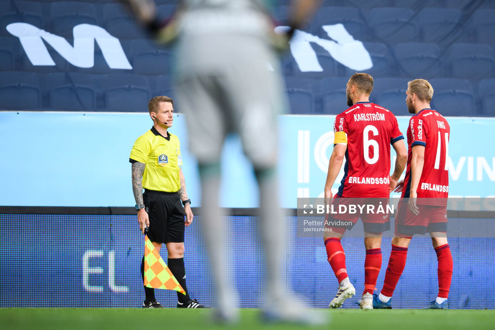 Djurgårdens Jesper Karlström och Jonathan Ring reagerar