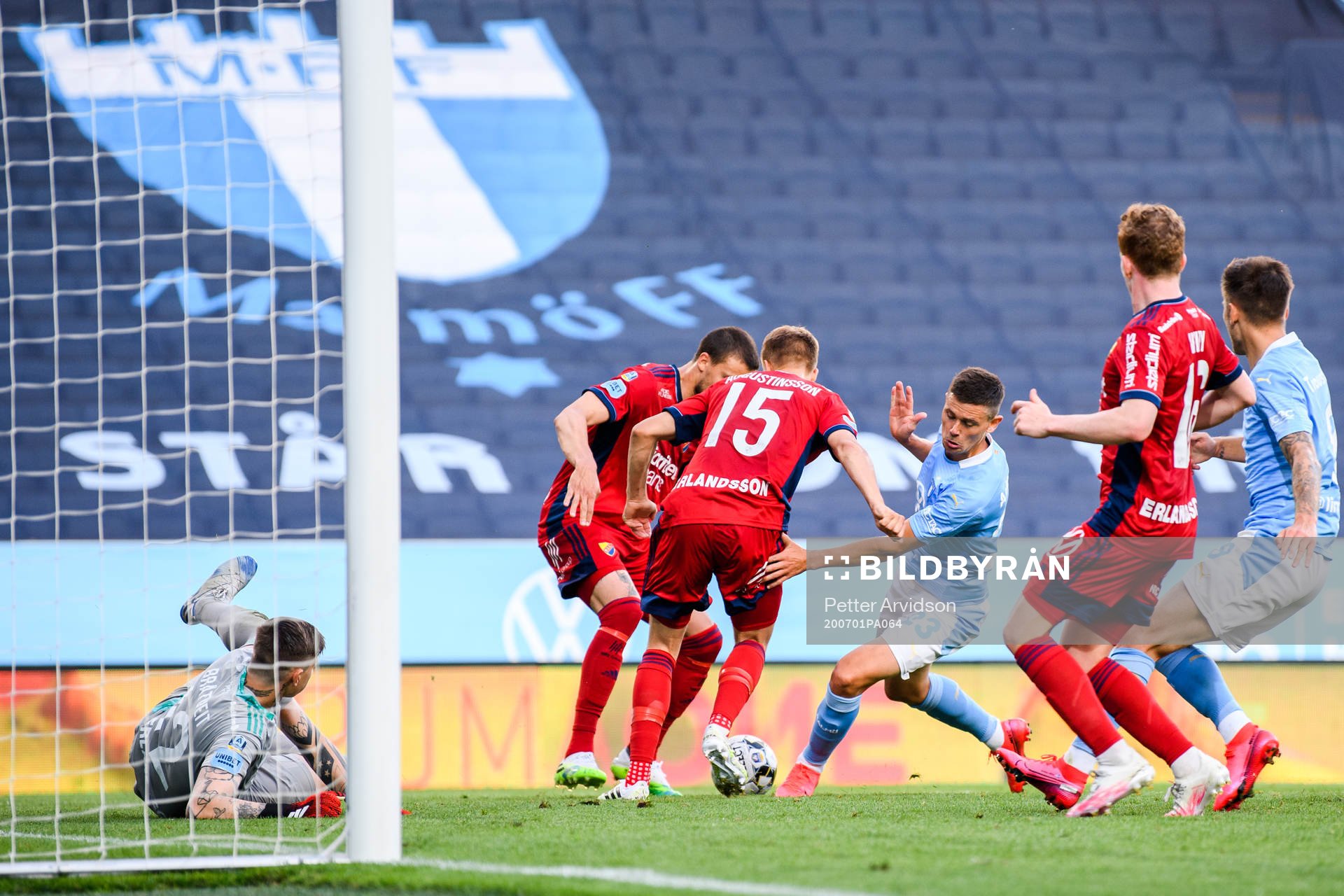 Malmö FFs Marcus Antonsson oroar framför Djurgårdens