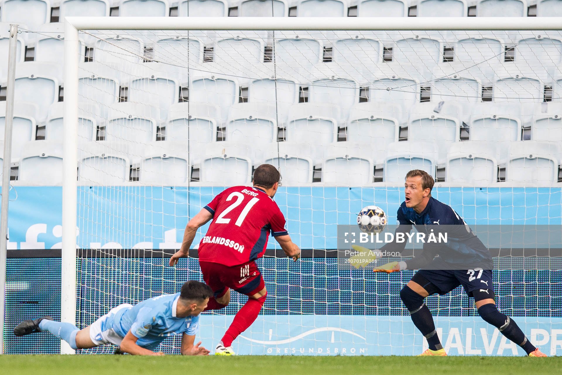 Malmö FFs målvakt Johan Dahlin räddar en målchans från