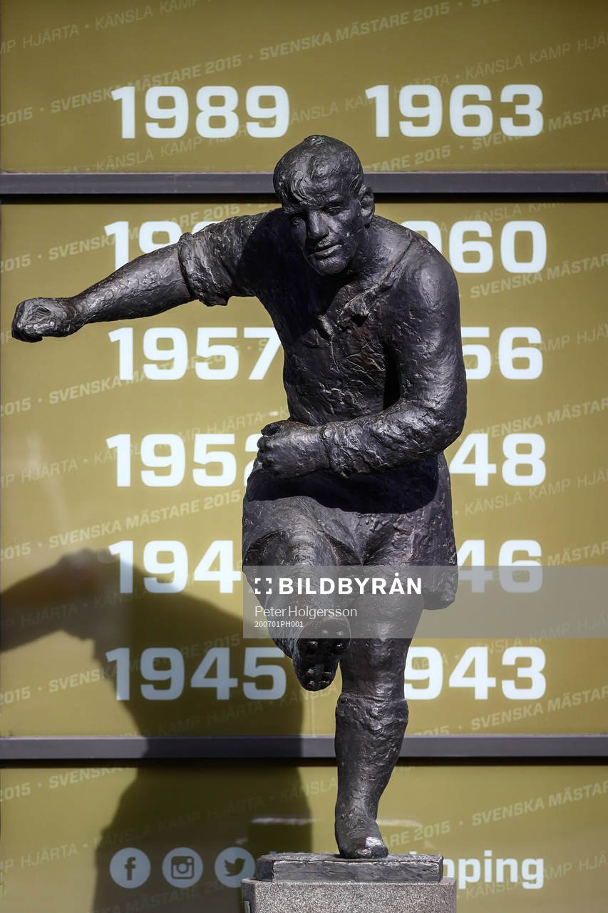 Gunnar Nordahl-statyn före fotbollsmatchen i Allsvenskan