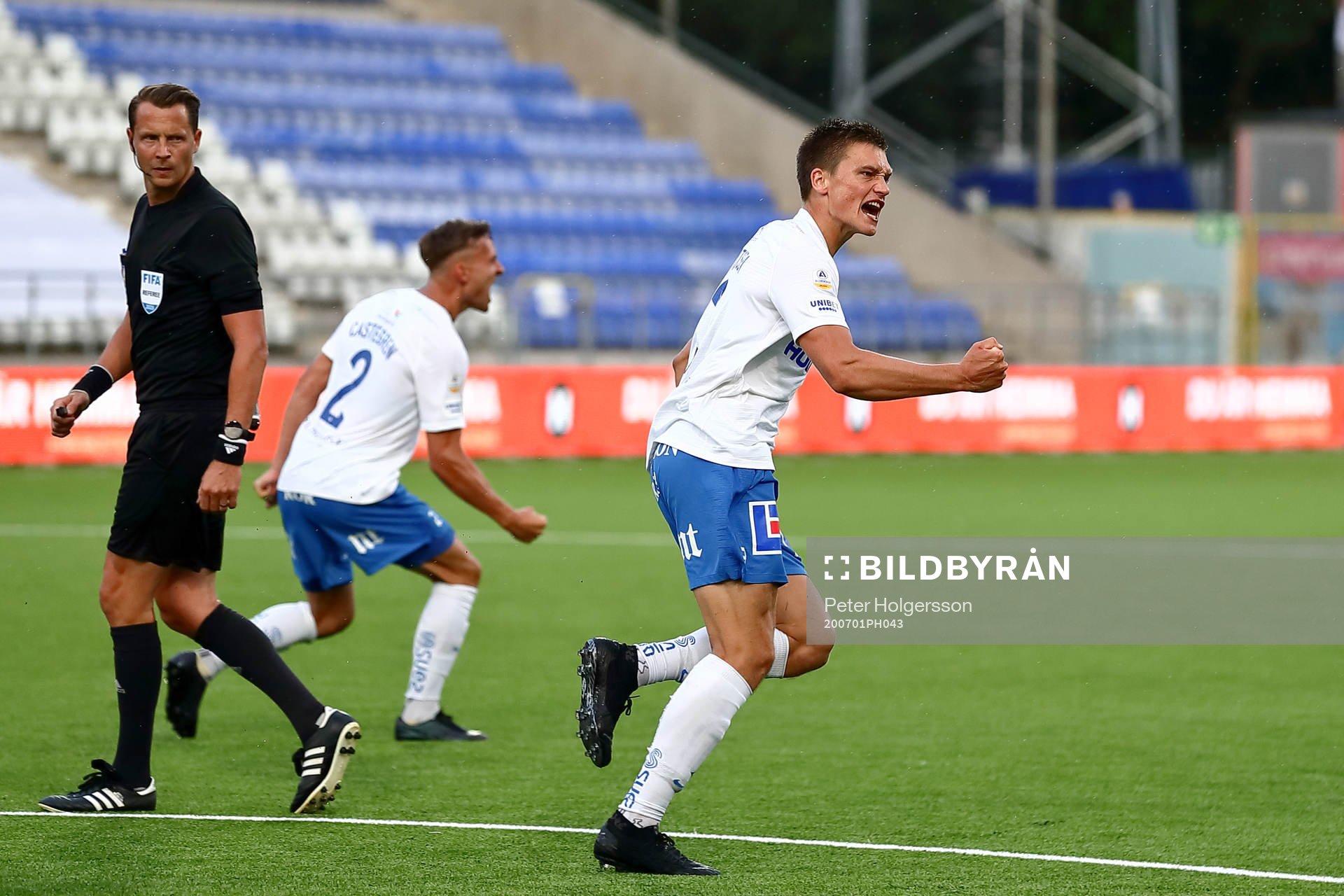 IFK Norrköpings Rasmus Stensbæk Lauritsen jublar efter mål 1-1 medan domare Andreas Ekberg ser på under fotbollsmatchen i Allsvenskan mellan IFK Norrköping och Elfsborg den 1 juli 2020 i Norrköping.