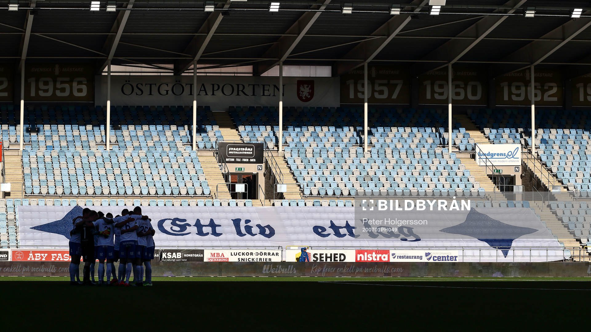 IFK Norrköpings spelare framför tomma läktare med texten