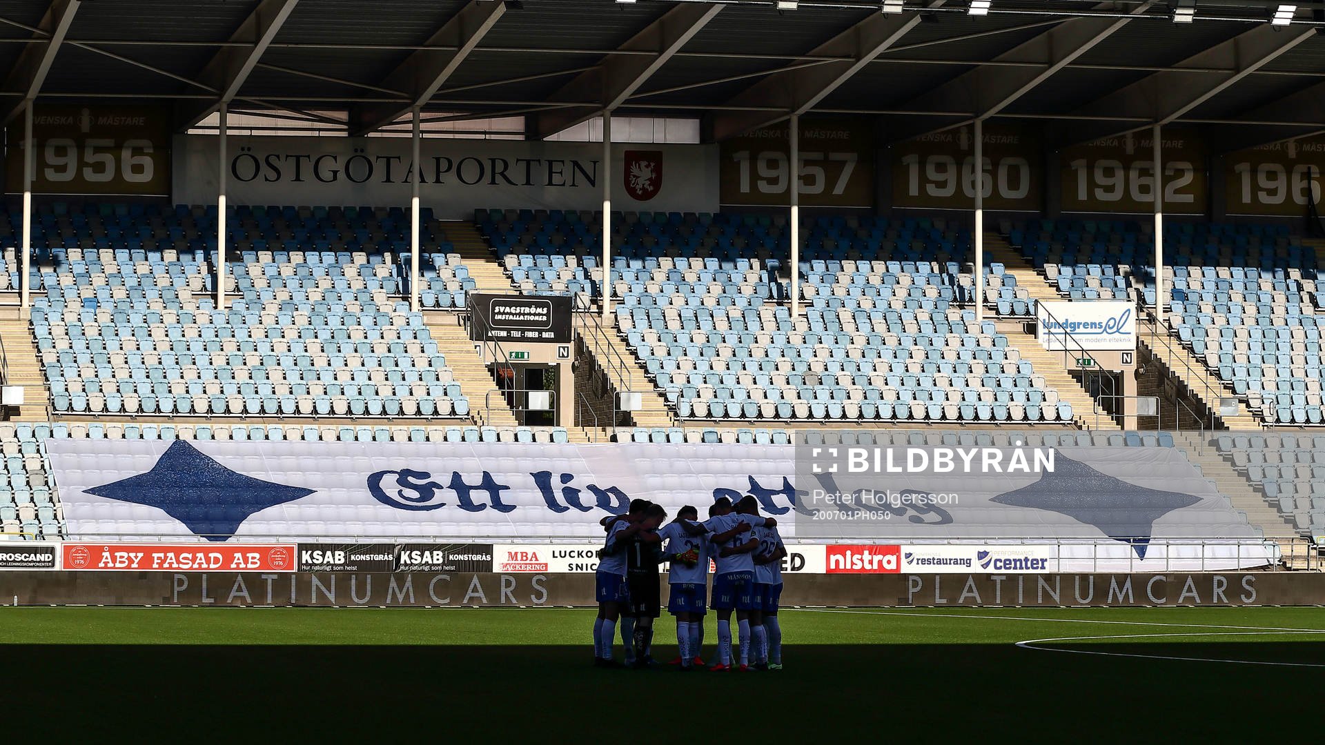 IFK Norrköpings spelare framför tomma läktare med texten