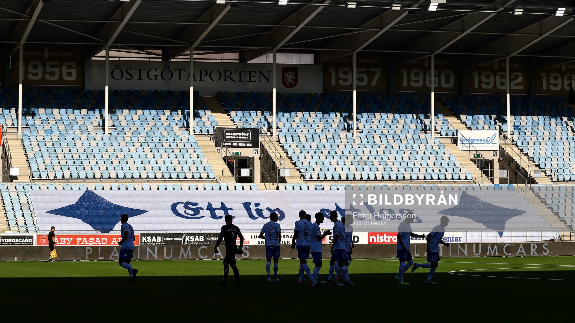 IFK Norrköpings spelare framför tomma läktare med texten