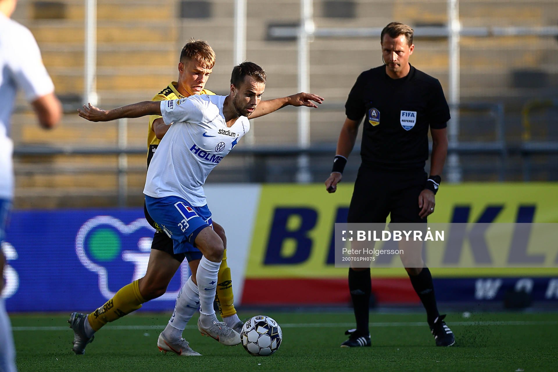 IFK Norrköpings Andreas Blomqvist och domare Andreas Ekberg