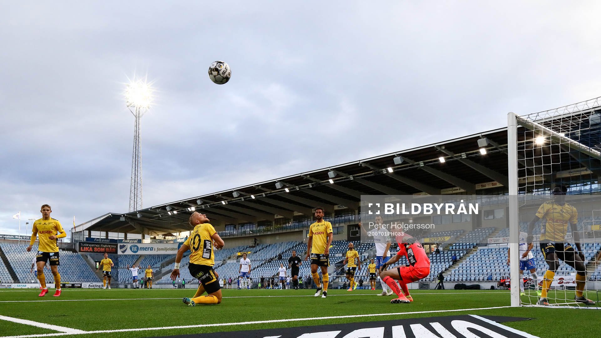 Spel <ee10<och målvakt Tim Rönning framför Elfsborgs mål