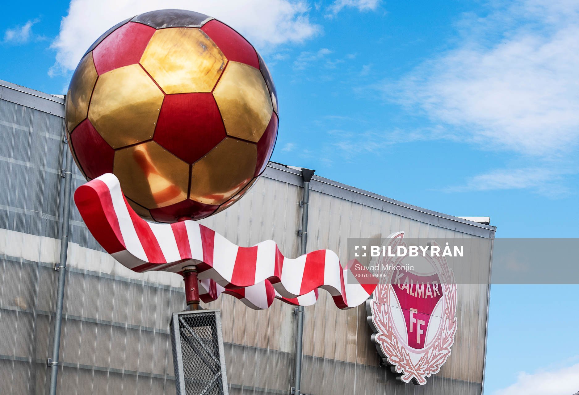 En staty utanför Guldfågeln Arena