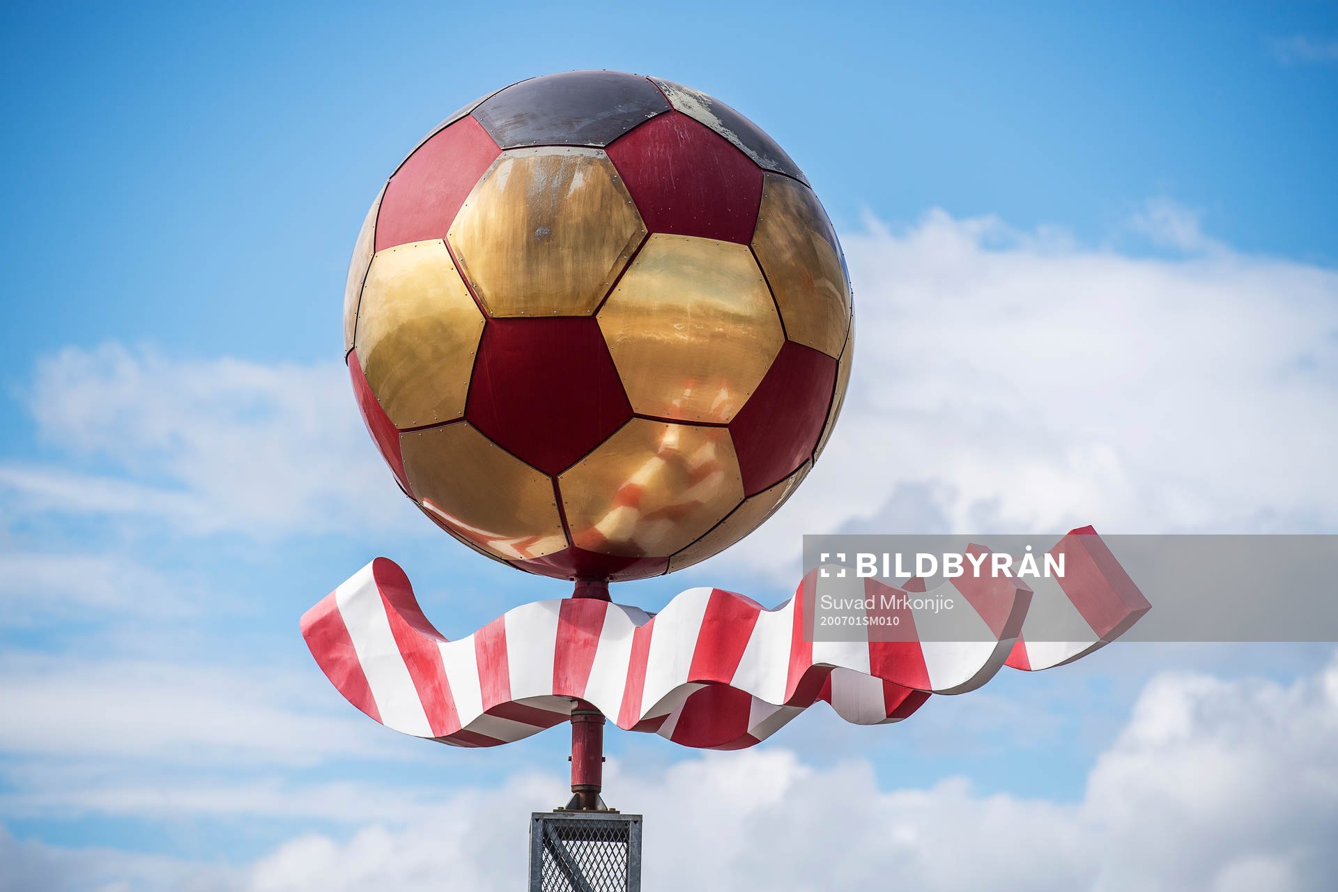 En staty utanför Guldfågeln Arena