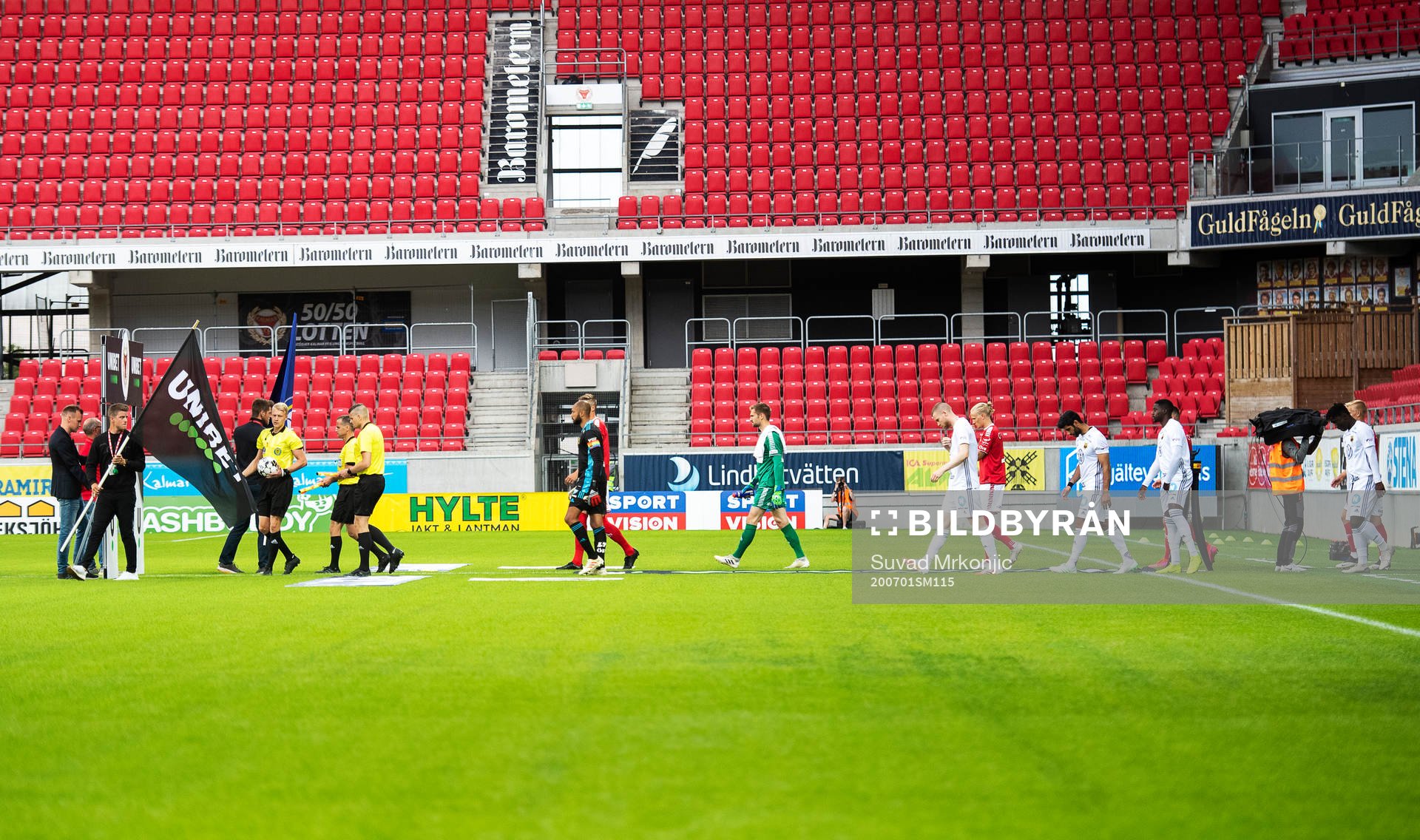 Spelarna marscherar in på arenan med Unibets flagga i