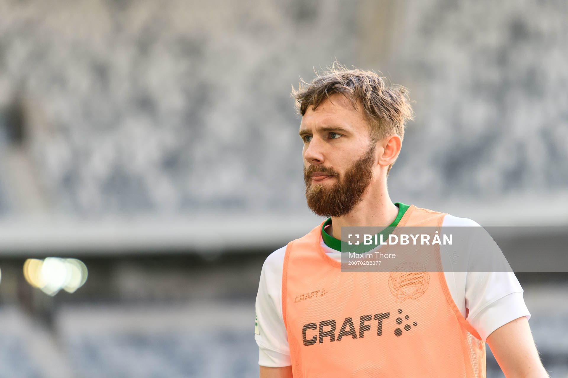 Hammarbys Simon Sandberg värmer upp