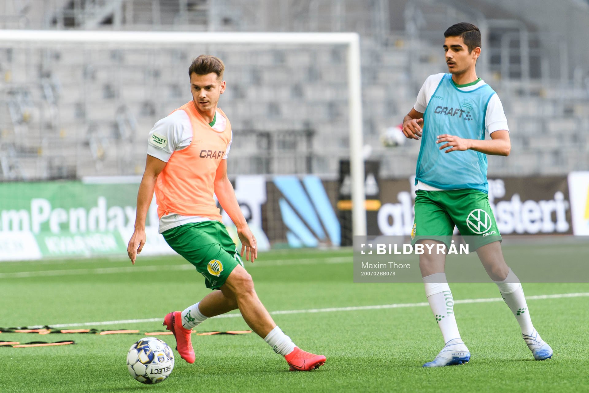 Hammarbys Alexander Kacaniklic och Aimar Sher värmer upp
