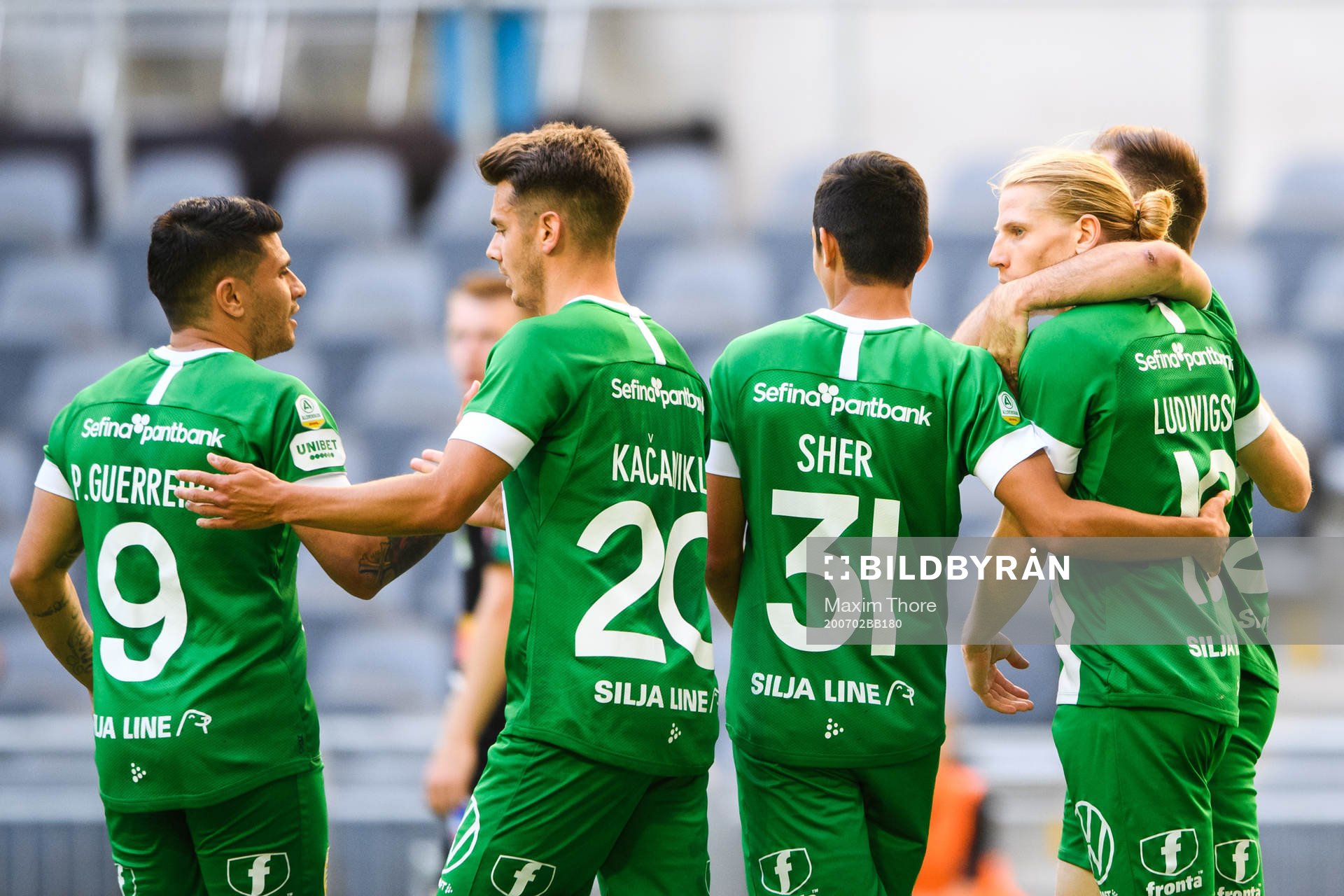 Hammarbys Gustav Ludwigson jublar med lagkamrater