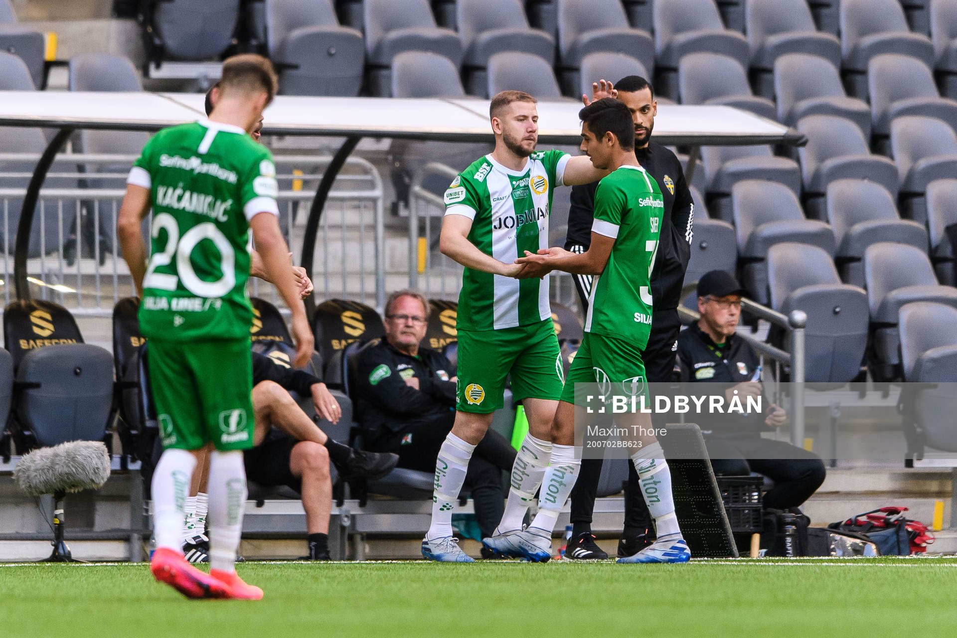 Hammarbys Darijan Bojanic byter med Aimar Sher