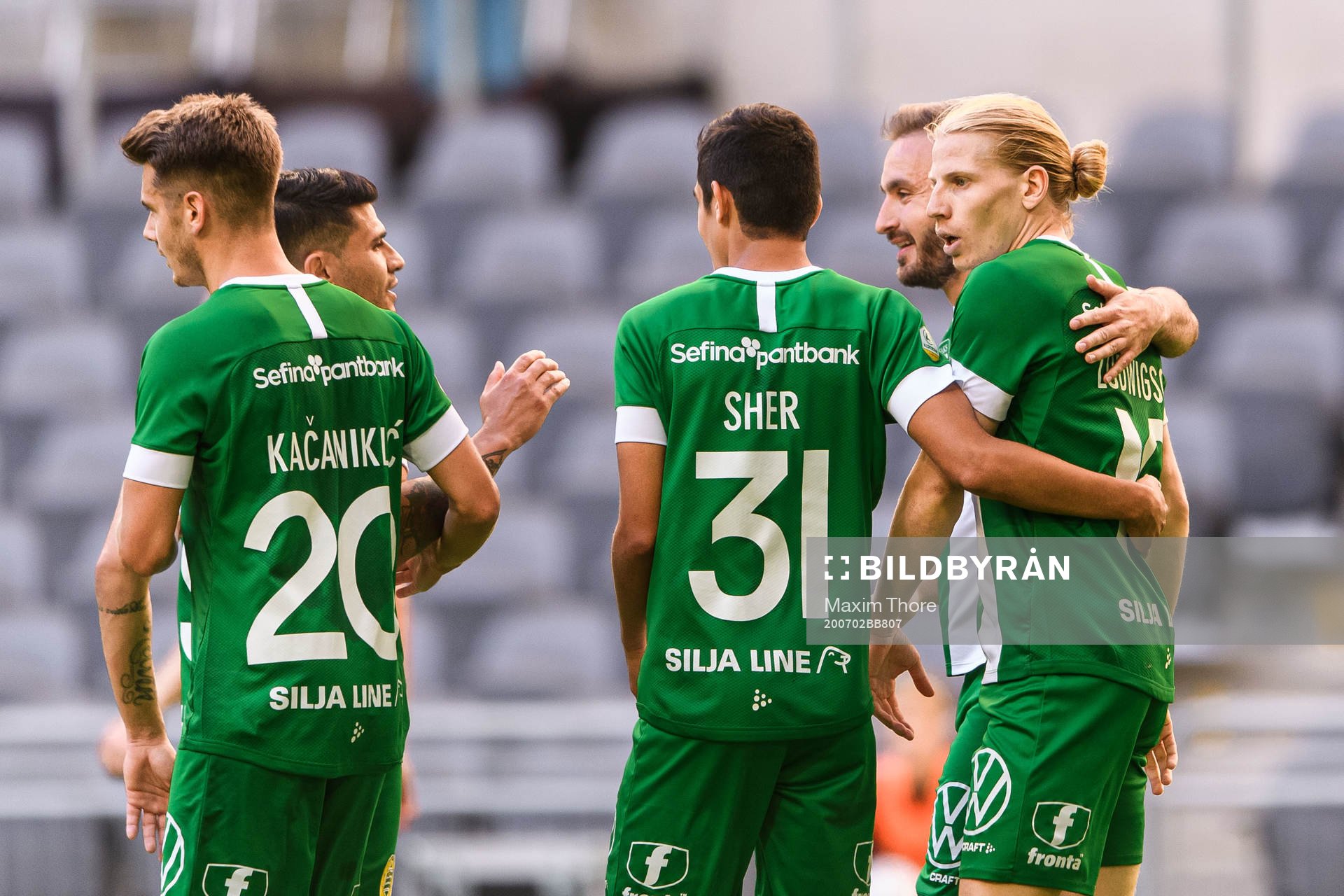 Hammarbys Gustav Ludwigson jublar med lagkamrater