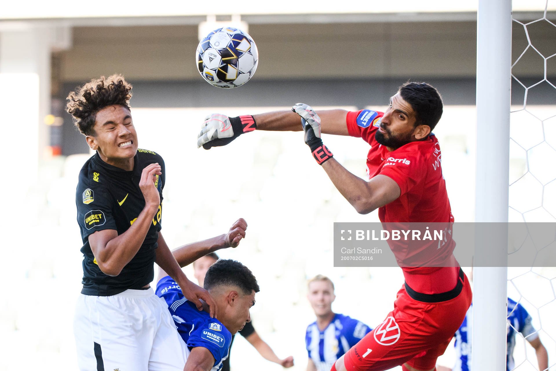 s Robin Tihi och IFK Göteborgs målvakt Ioannis Anestis