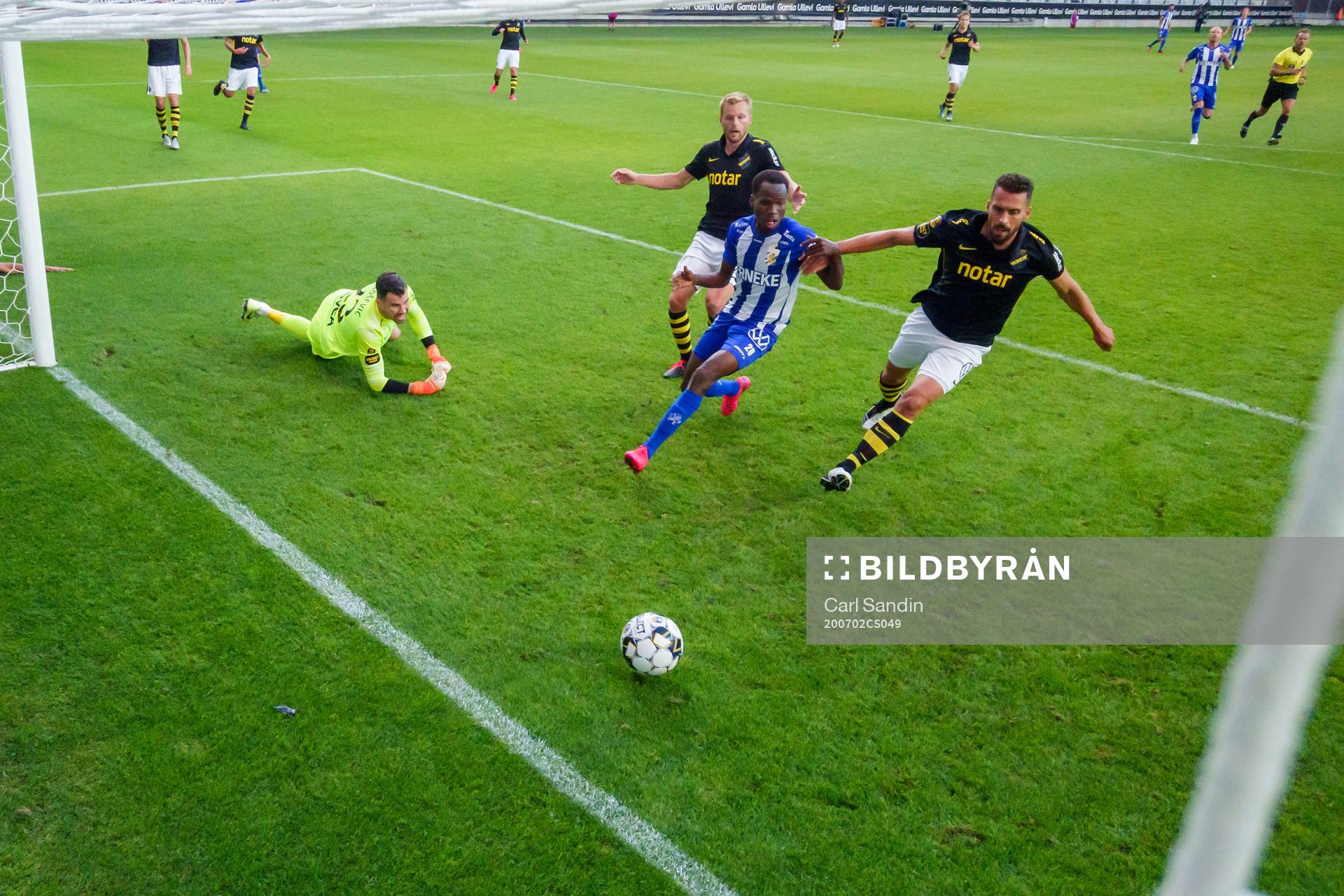 Bollen rullar förbi AIK:s målvakt Budimir Janosevic till 1-0 efter ett skott från IFK Göteborgs Sargon Abraham (ej i bild) under fotbollsmatchen i Allsvenskan mellan IFK Göteborg och AIK den 2 juli 2020 i Göteborg.