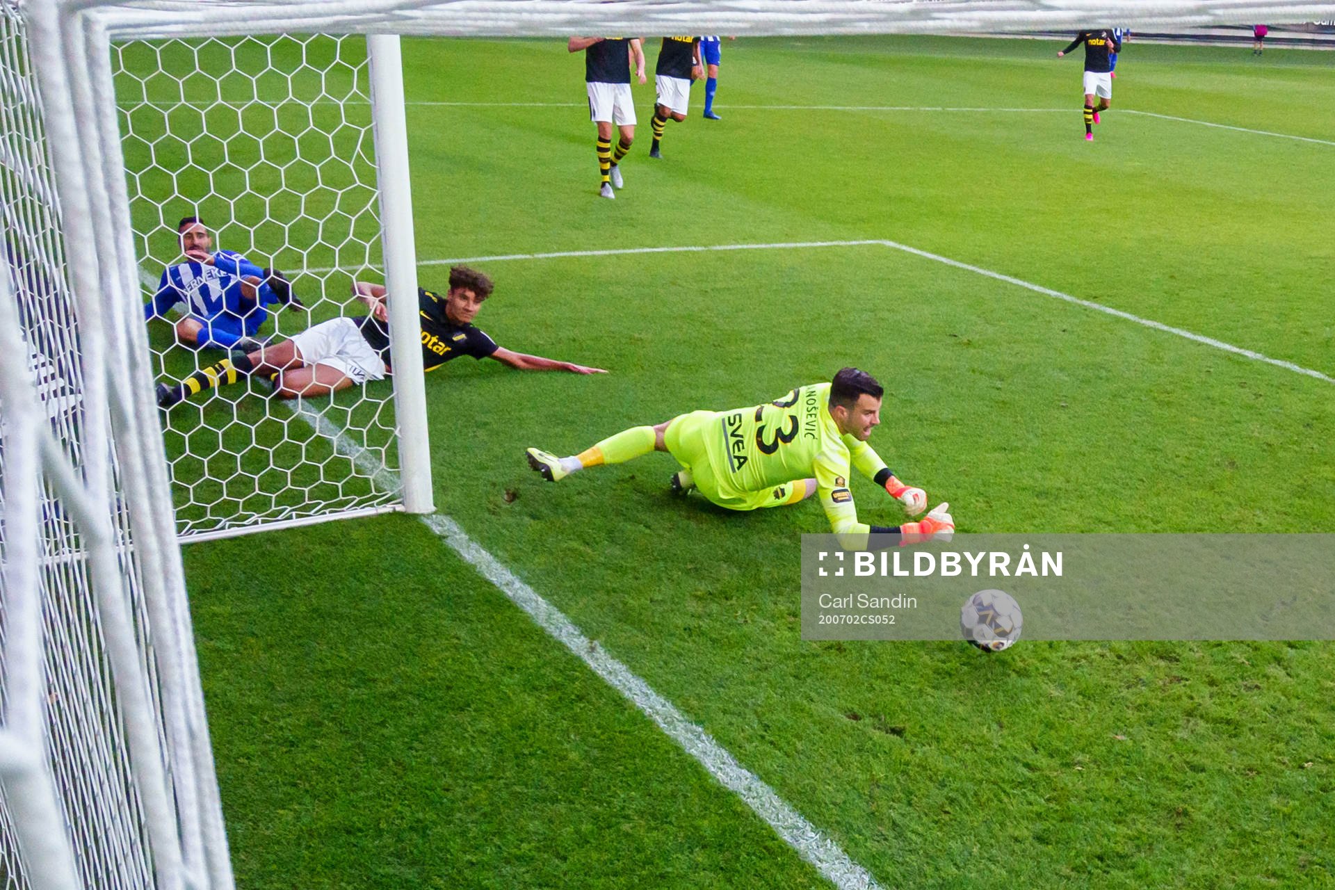 IFK Göteborgs Sargon Abraham skjuter bollen till 1-0