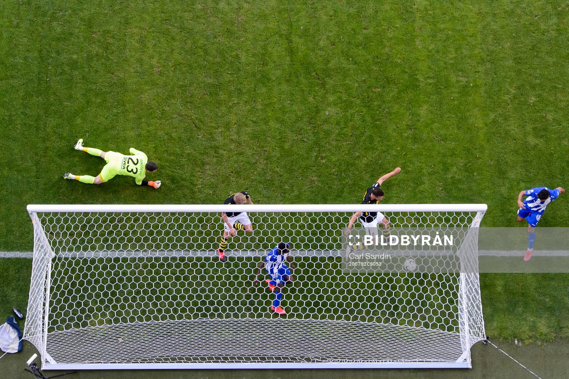 Bollen går i mål till 1-0