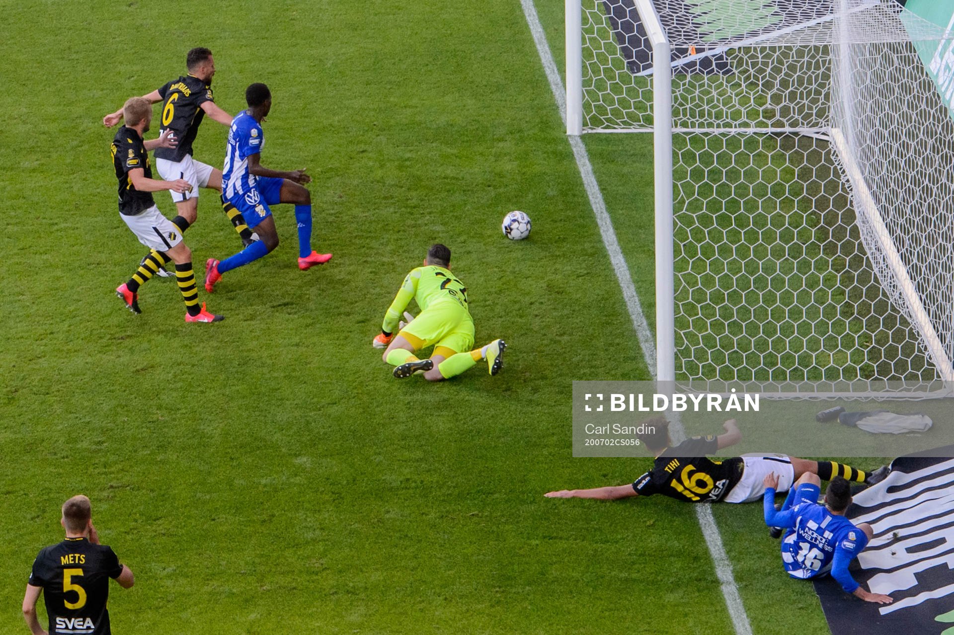 Bollen rullar mot mållinjen mot 1-0
