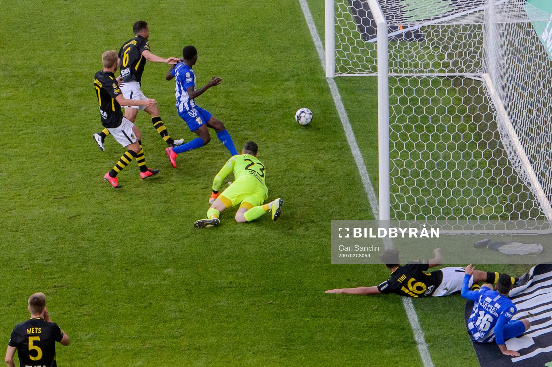 Bollen går i mål till 1-0