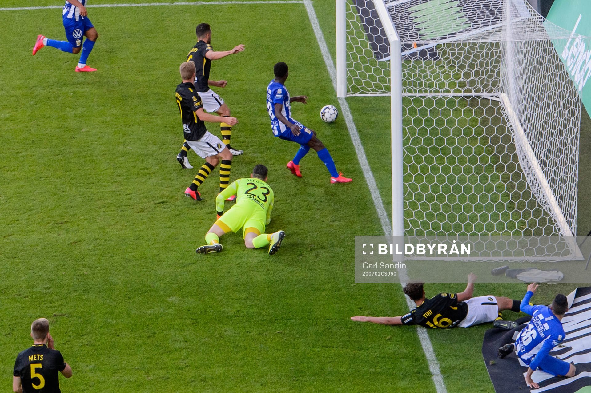 Bollen går i mål till 1-0