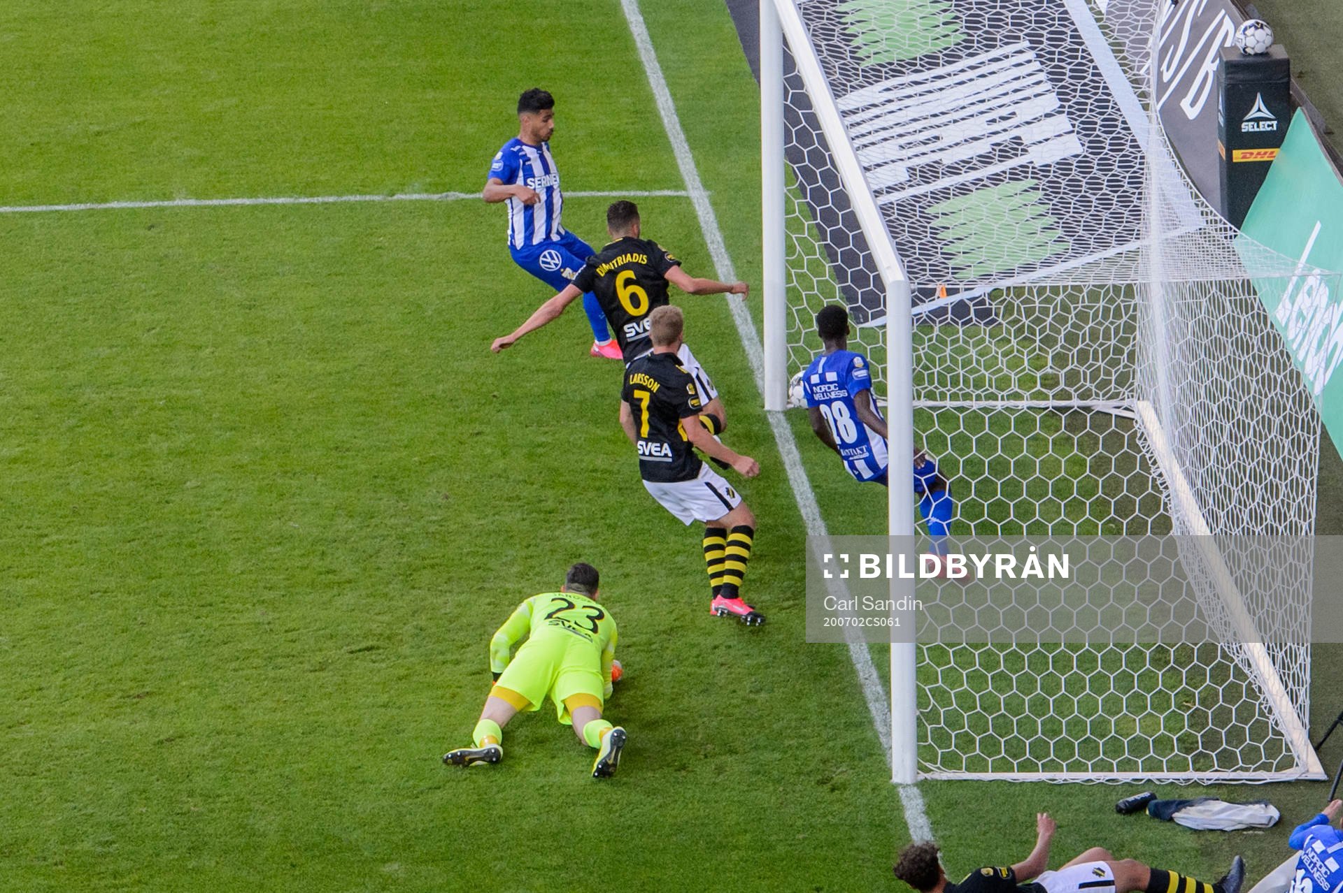 Bollen går i mål till 1-0