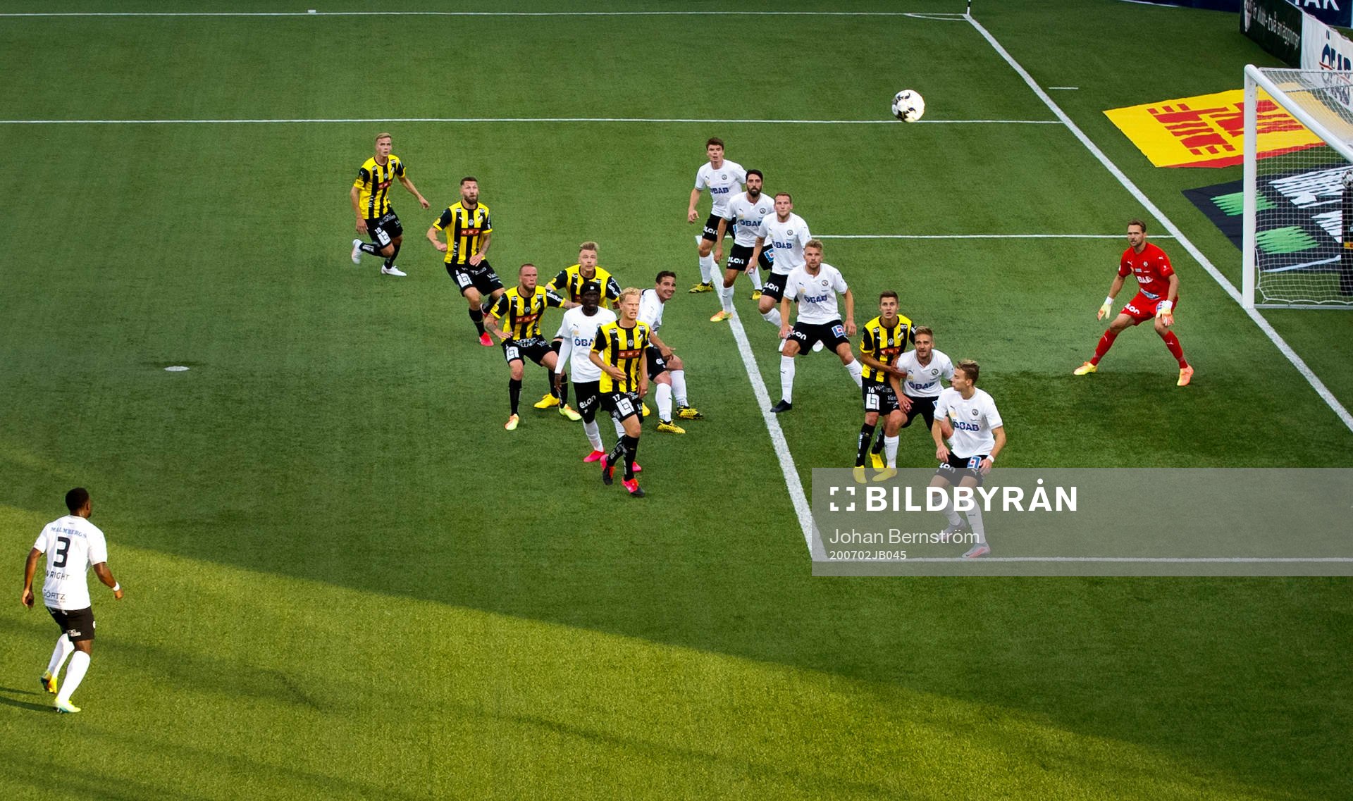 Häcken slår en hörna framför Örebros målvakt Oscar