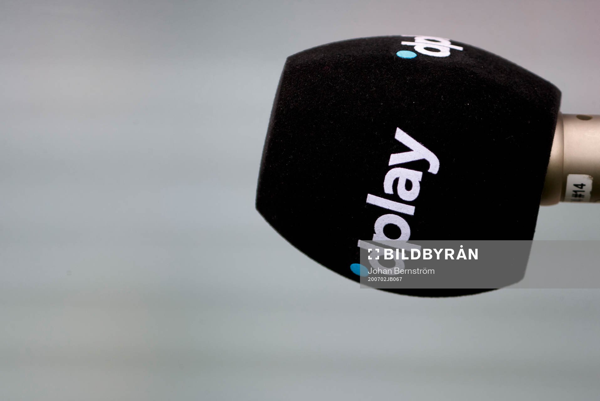 En mikrofon med en dplay logotyp