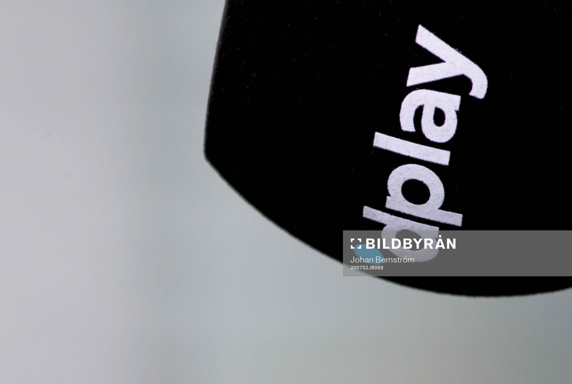 En mikrofon med en dplay logotyp