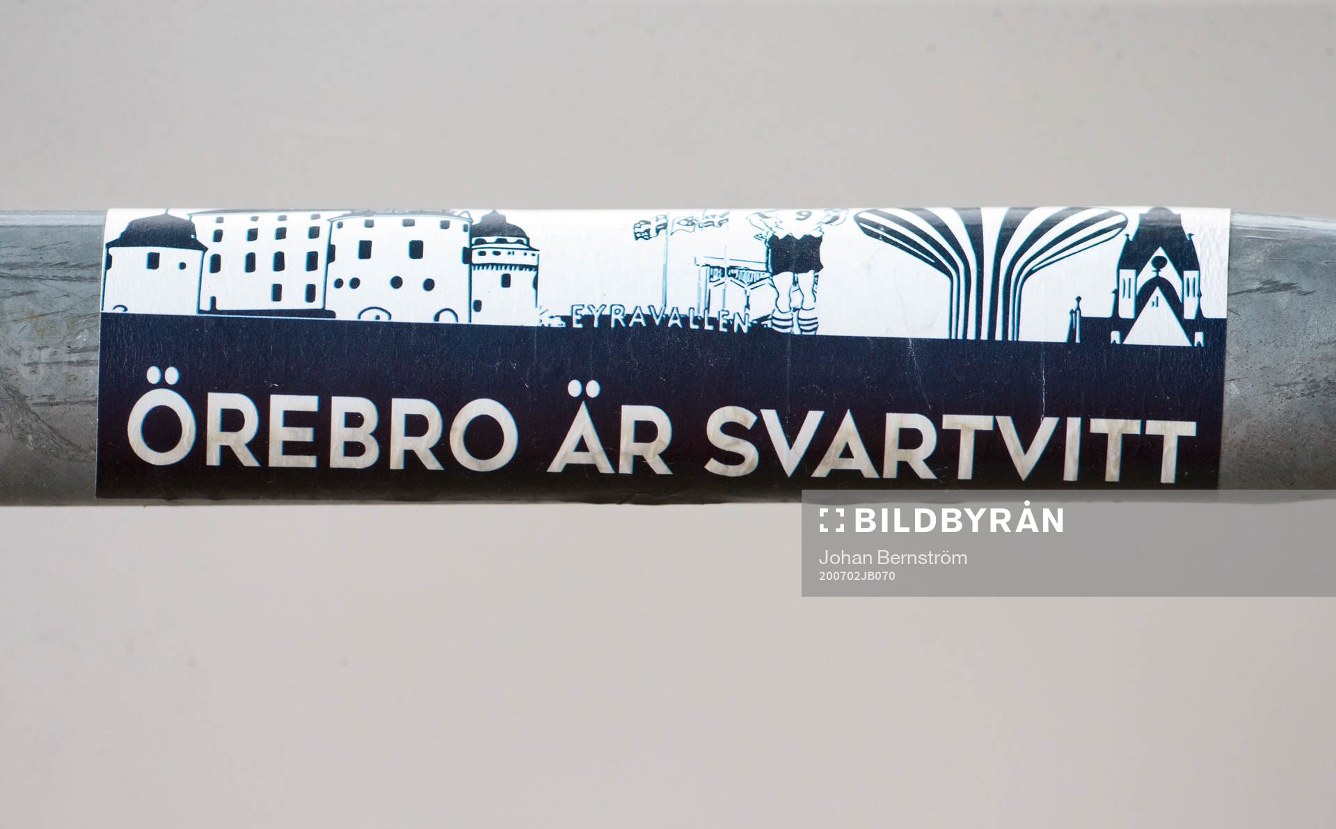 Ett klistermärke med texten Örebro är svartvitt