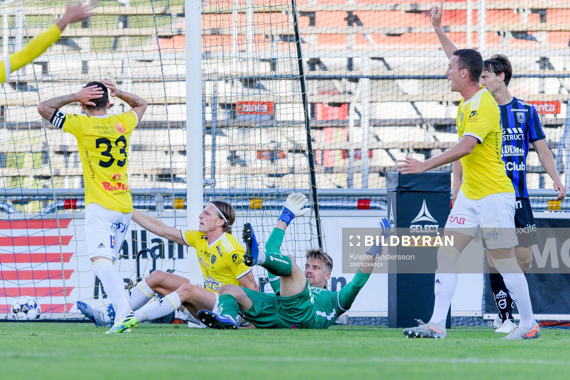 Falkenbergs Carl Johansson och Sirius målvakt Lukas Jonsson