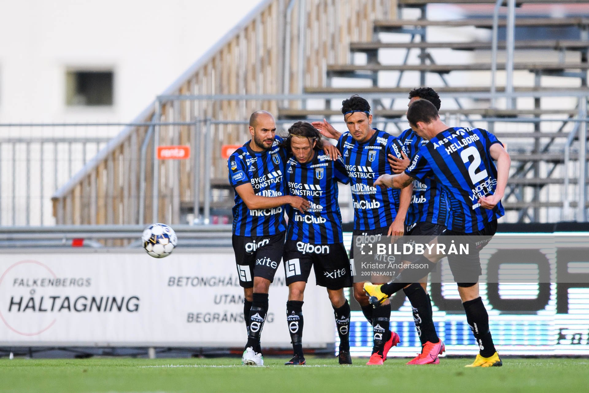 Sirius spelare jublar efter 1-1 av Axel Björnström under fotbollsmatchen i Allsvenskan mellan Falkenberg och Sirius den 2 juli 2020 i Falkenberg.