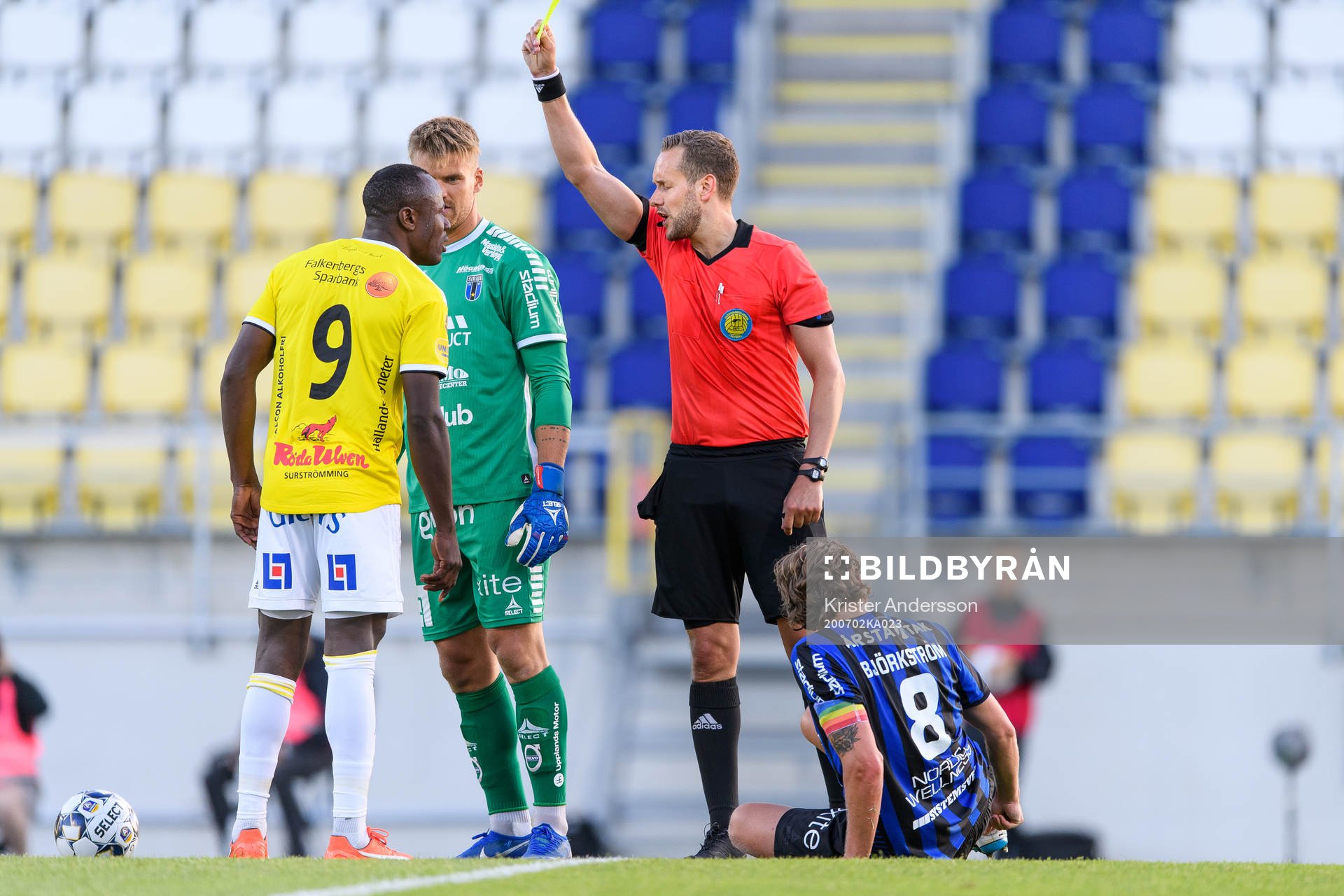 Falkenbergs Nsima Peter blir varnad av domare Victor Wolf