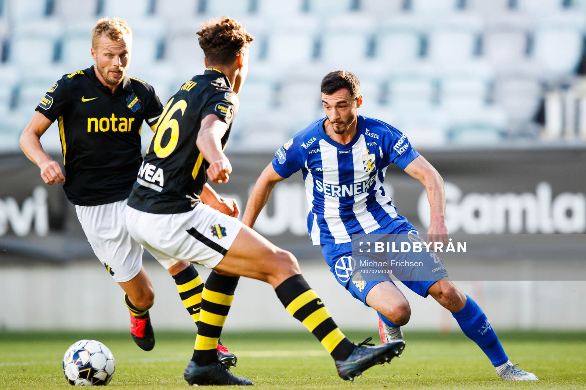 s Sebastian Larsson och Robin Tihi försvarar mot IFK