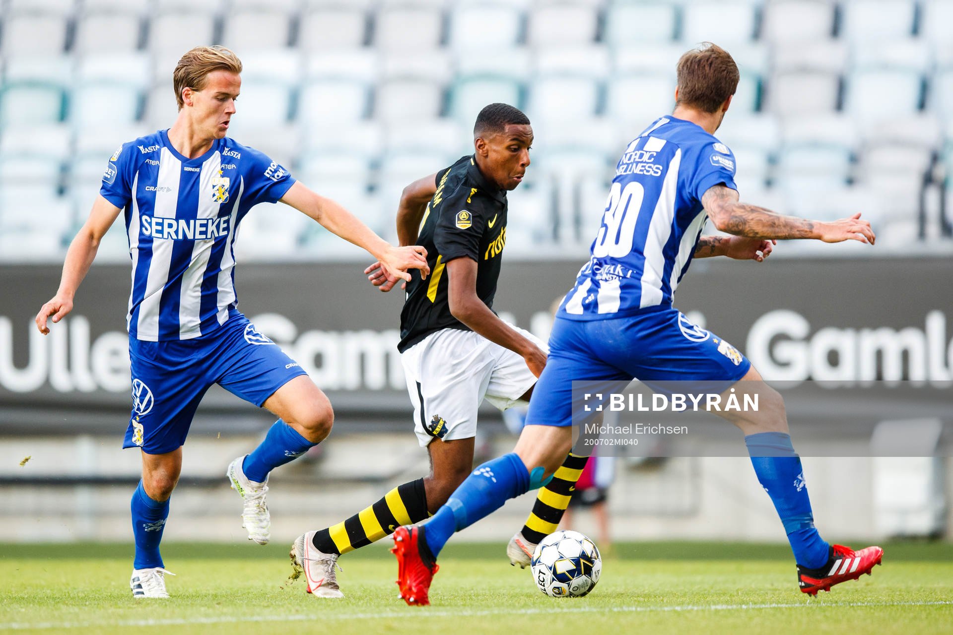 IFK Göteborgs August Erlingmark och Mattias Bjärsmyr försvarar mot AIK:s Paulos Abraham under fotbollsmatchen i Allsvenskan mellan IFK Göteborg och AIK den 2 juli 2020 i Göteborg.