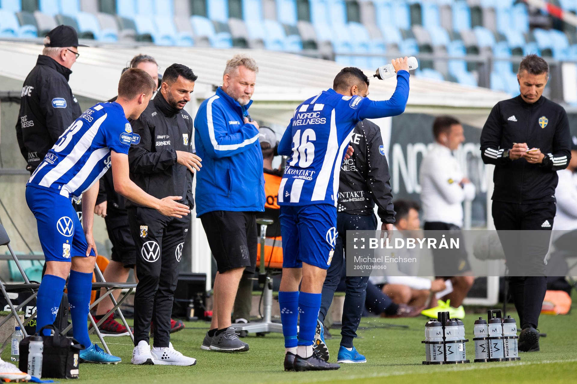 IFK Göteborgs tränare Poya Asbaghi förbereder ett byte