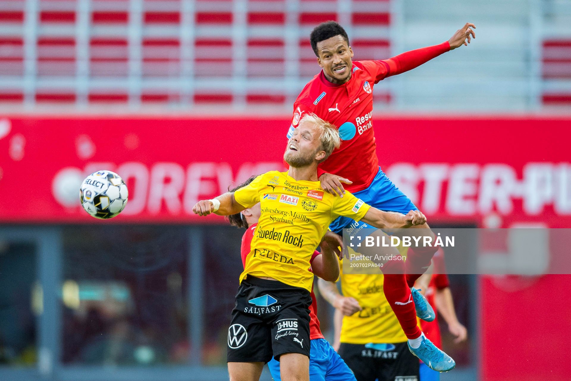 Mjällbys Viktor Gustafson och Helsingborgs Martin Olsson