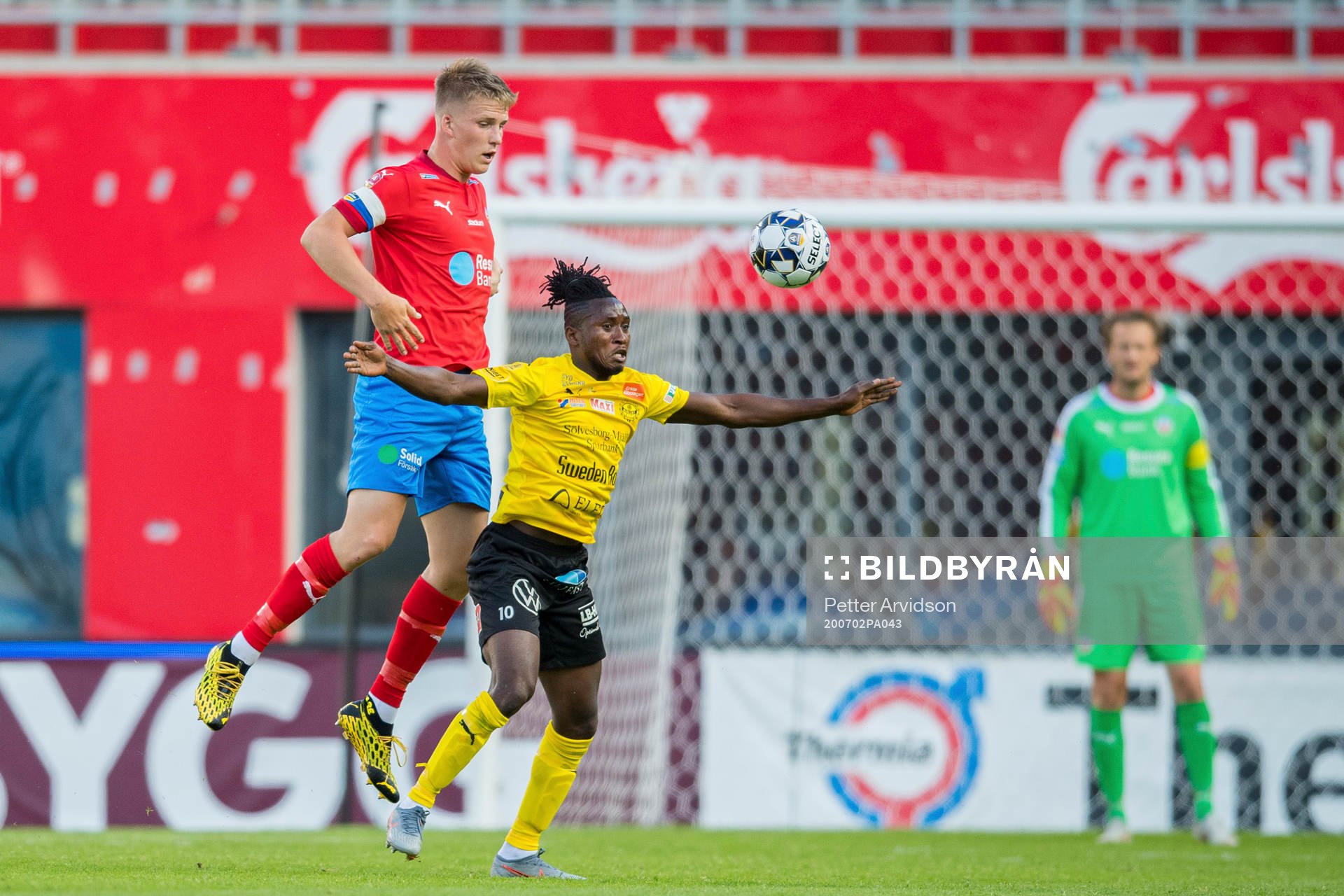 Helsingborgs Casper Widell och Mjällbys Mamudu Moro