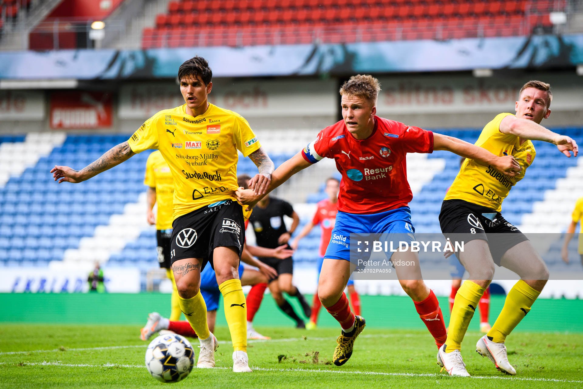 Helsingborgs Casper Widell  i en kamp mot Mjällbys David