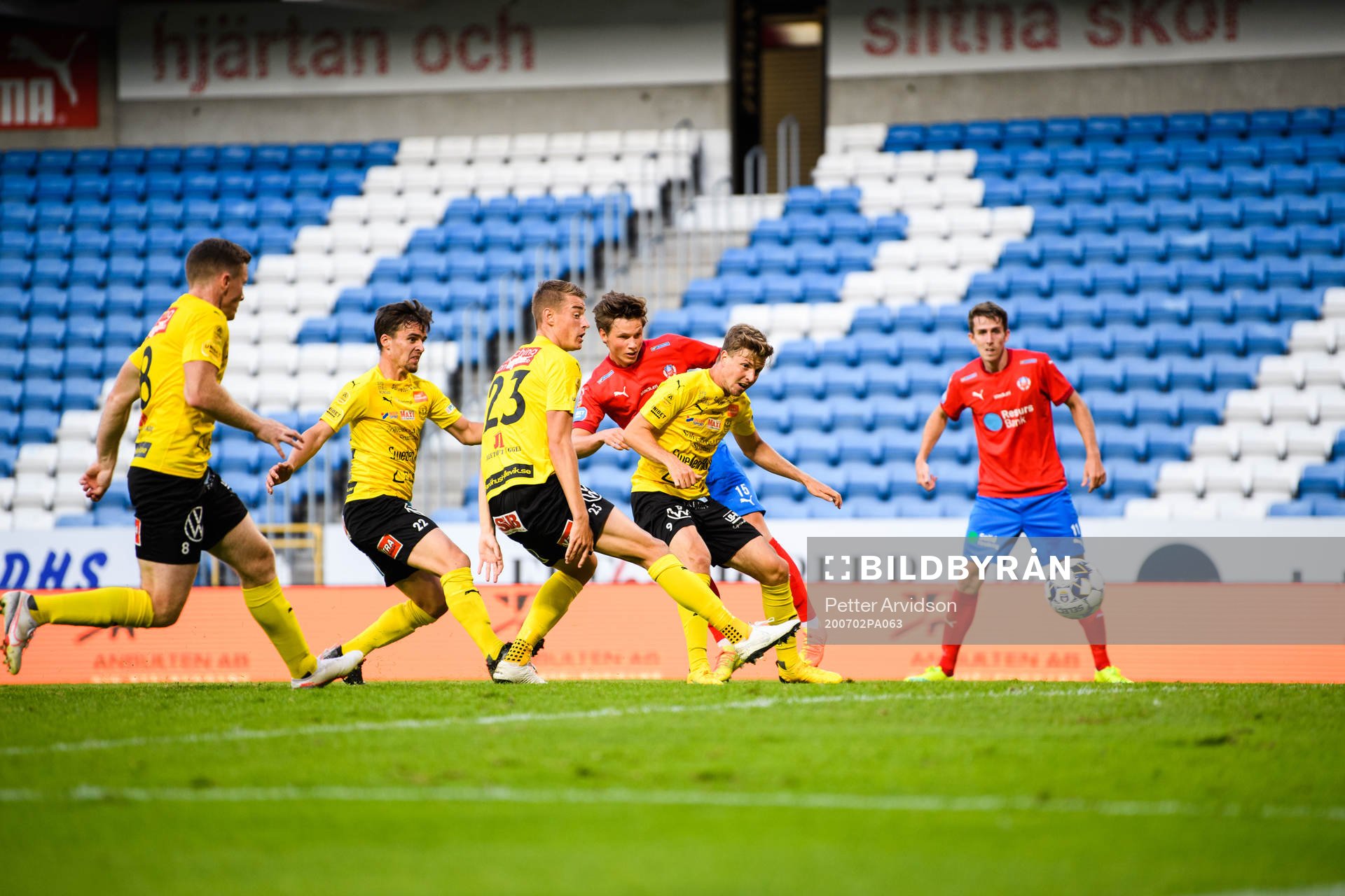 Helsingborgs Max Svensson och Mjällbys Joel Nilsson