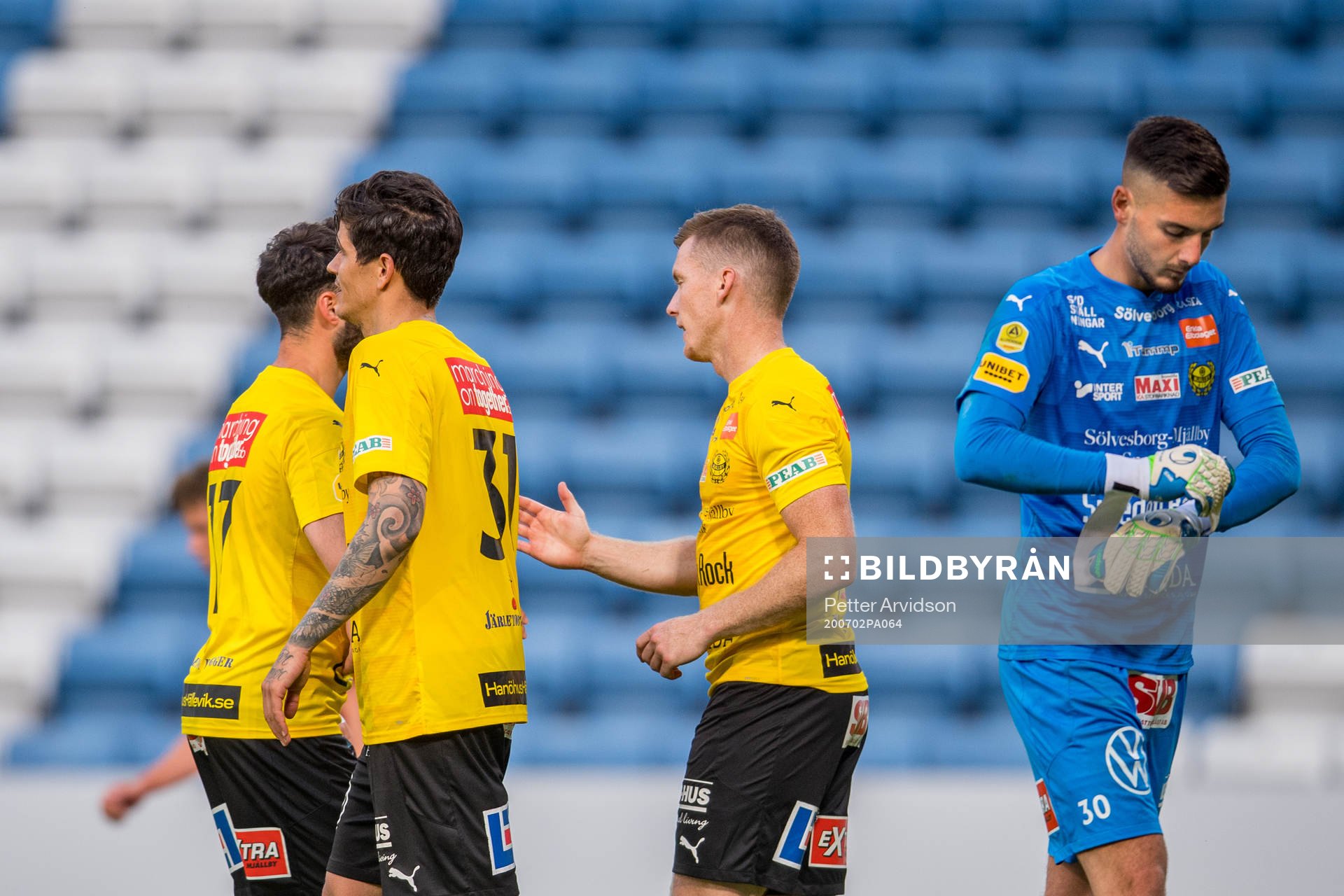 Mjällbys Jonathan Tamimi, David Batanero, Viktor Agardius och målvakt Marko Johansson efter fotbollsmatchen i Allsvenskan mellan Helsingborg och Mjällby den 2 juli 2020 i Helsingborg.