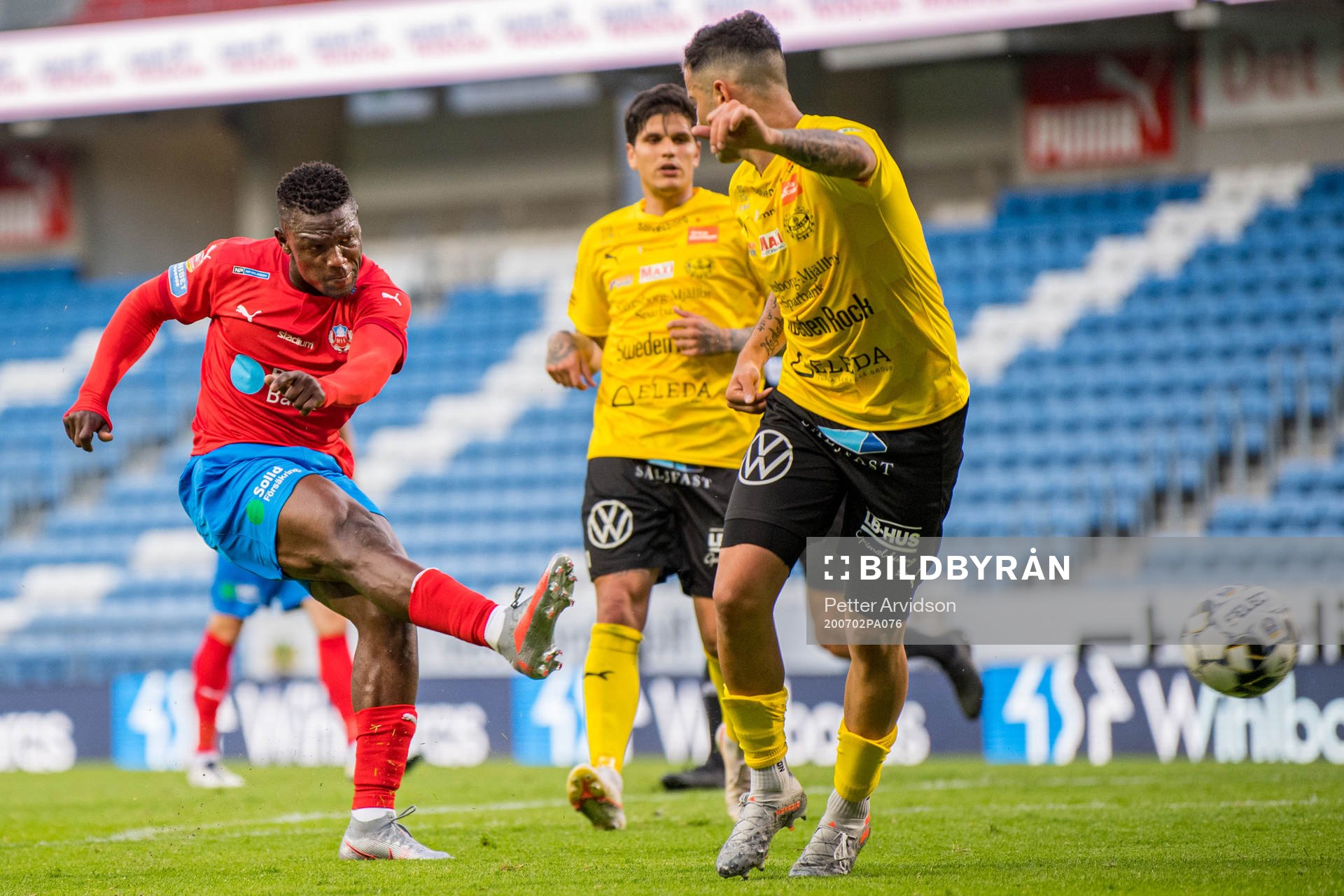 Helsingborgs Alhaji Gero testar skott