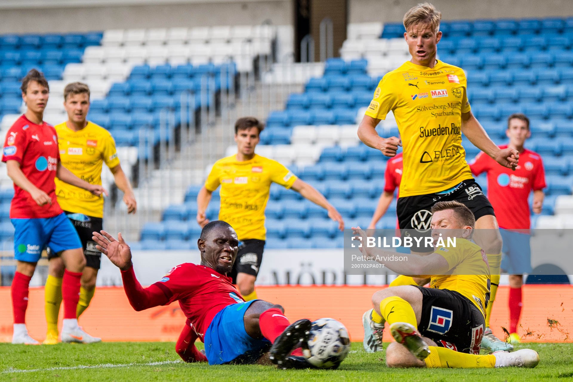 Helsingborgs Ravy Tsouka och Mjällbys Viktor Agardius under fotbollsmatchen i Allsvenskan mellan Helsingborg och Mjällby den 2 juli 2020 i Helsingborg.