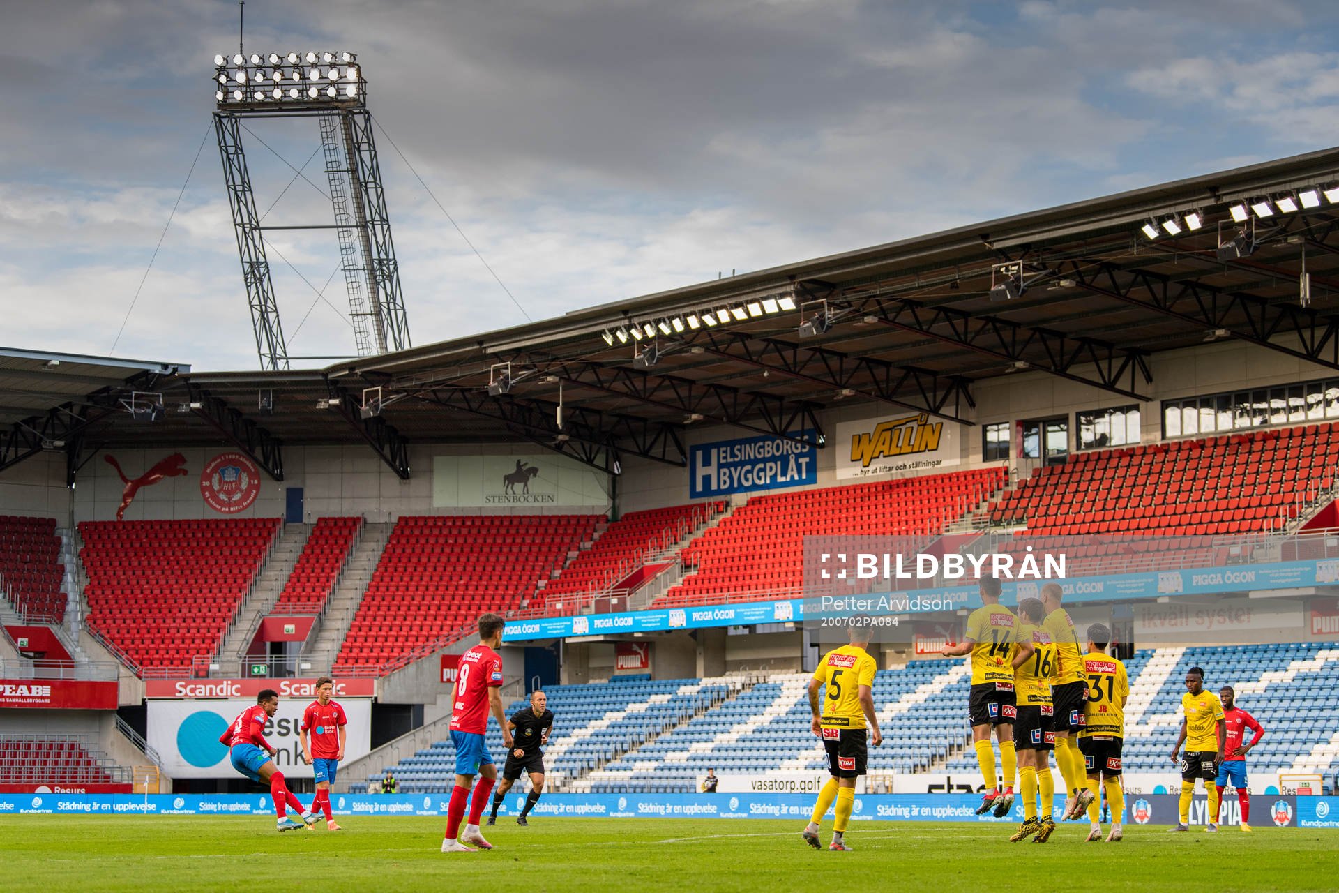 Helsingborgs Martin Olsson slår en frispark på ett tomt