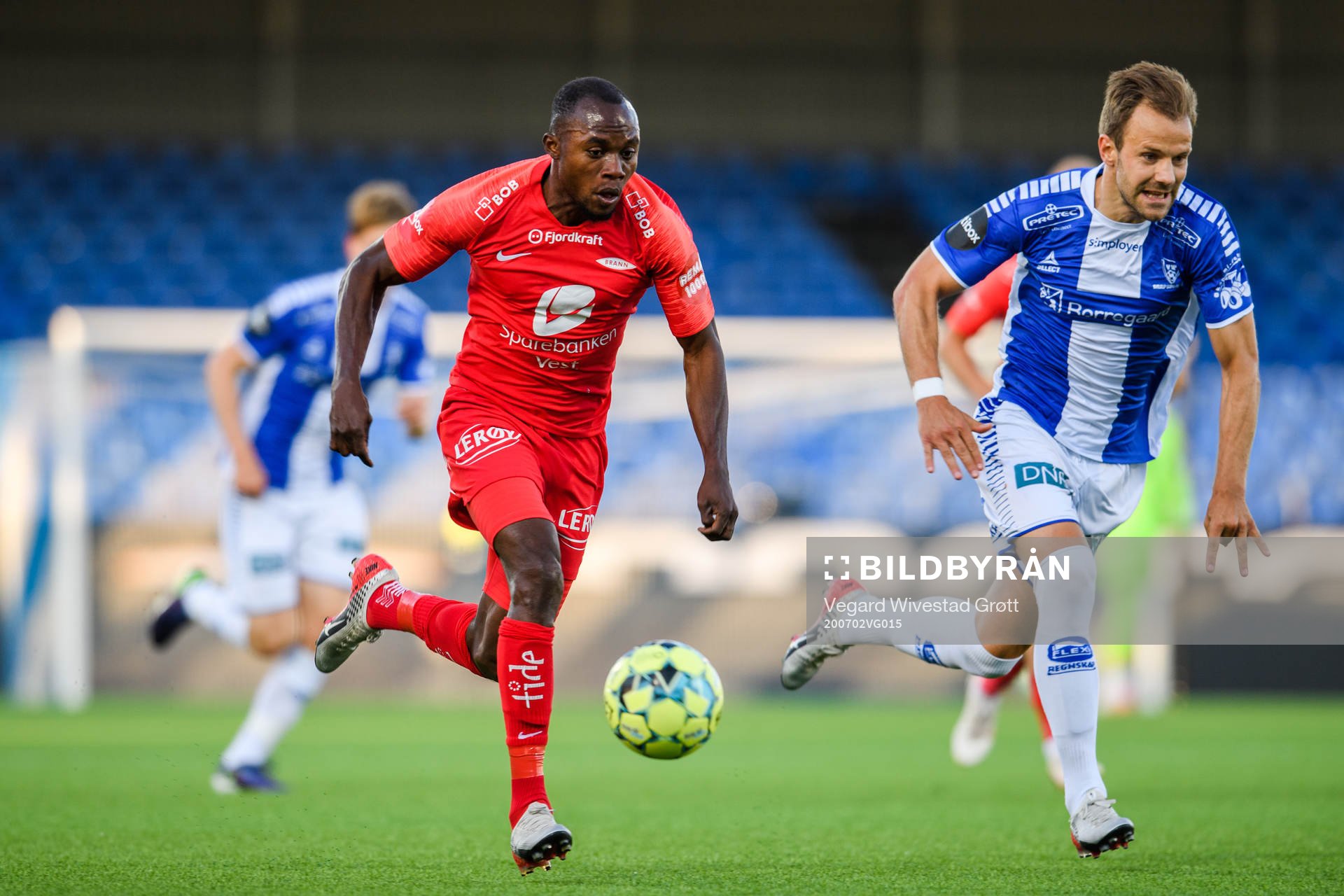 Gilbert Koomson of Brann and Nicolai Næss of Sarpsborg