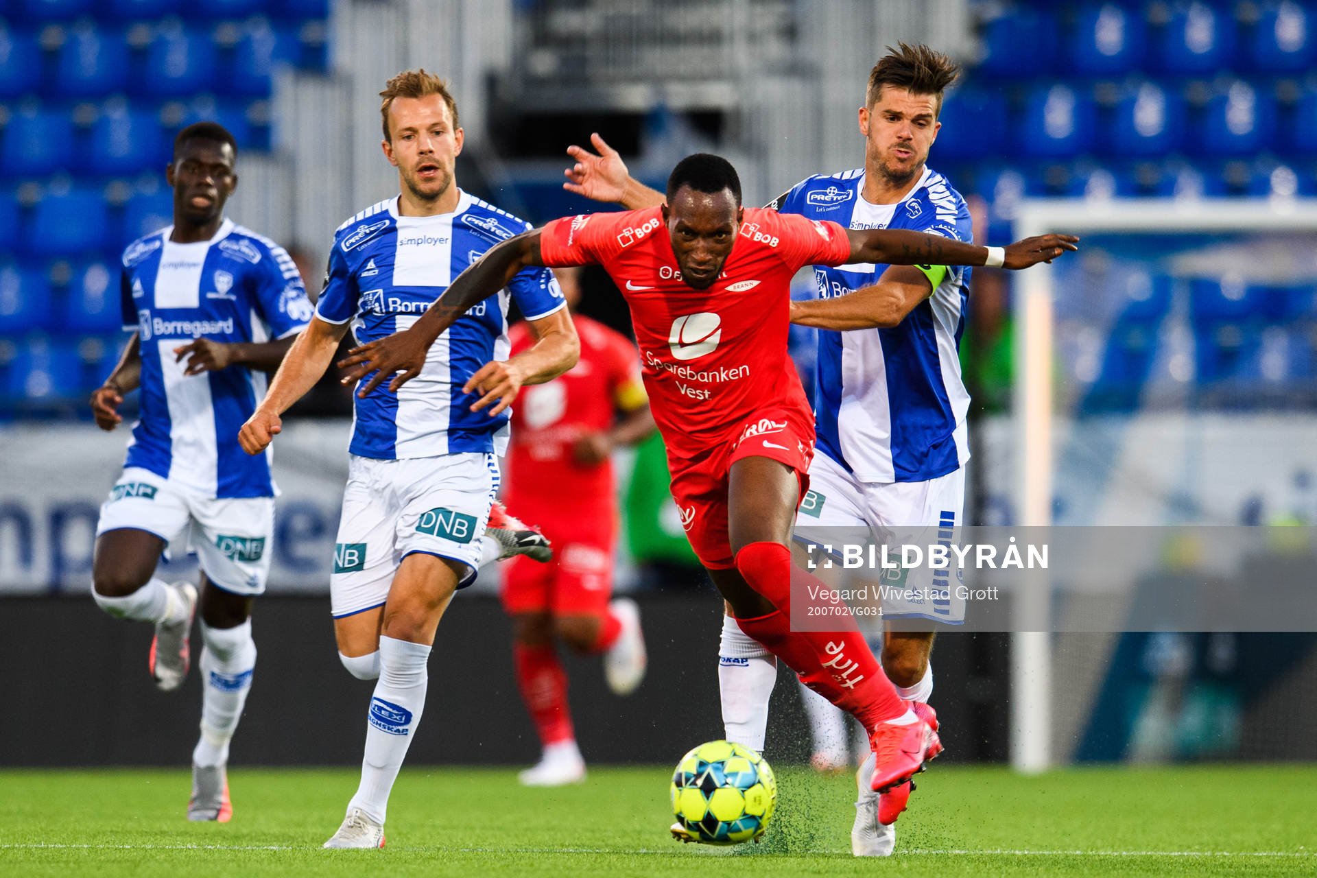 Daouda Bamba of Brann and Joachim Thomassen of Sarpsborg