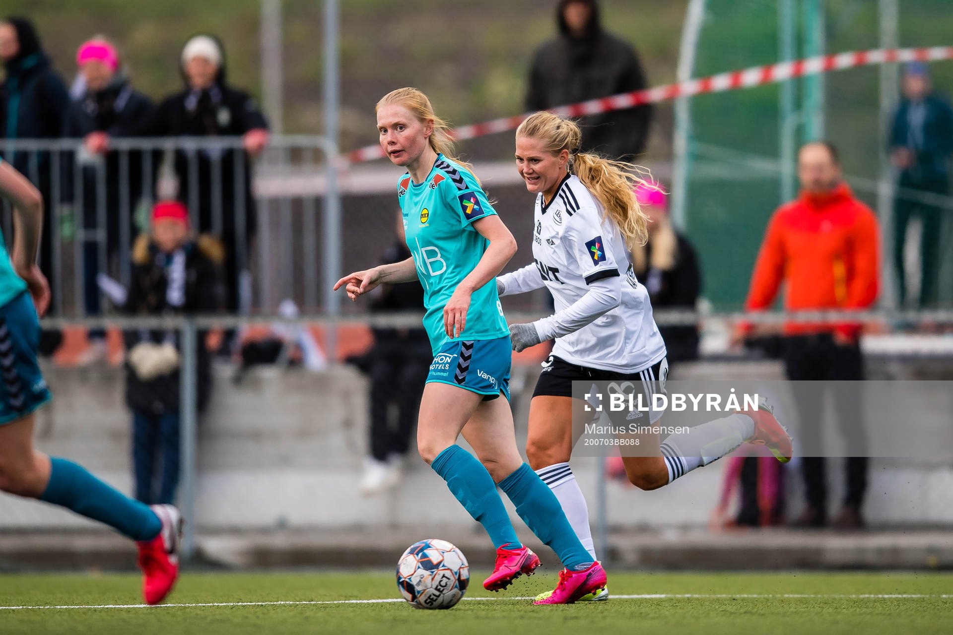 Malin Johnsen Brenn of LSK Kvinner and Lisa-Marie Karlseng