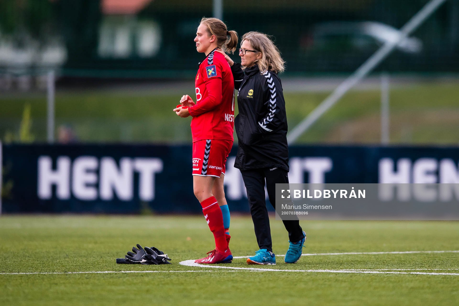 Ida Norstrøm of LSK Kvinner and Hege Riise, head coach of