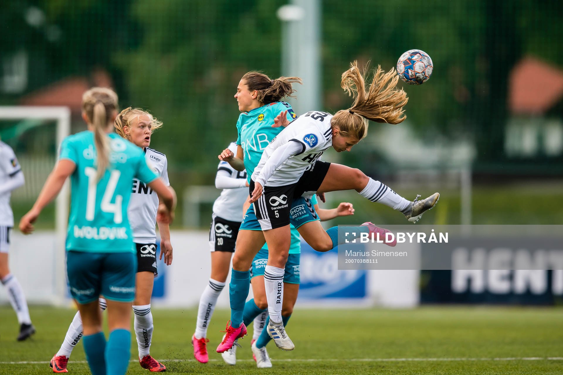 Heidi Elisabeth Ellingsen of LSK Kvinner and Cesilie